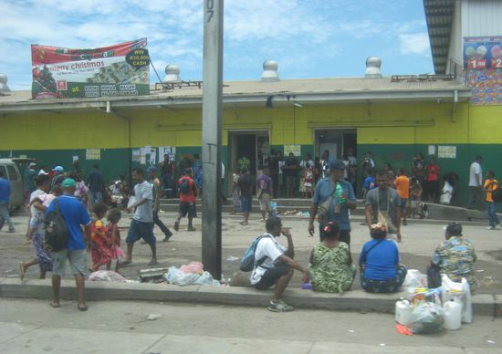 Szene vor einem Supermarkt in Port Moresby