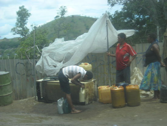 Benzinverkauf; Einheimische kaufen kleine Mengen am Straßenrand