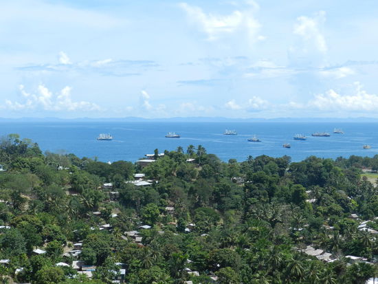 Blick von den Bergen auf die Bucht vor Honiara