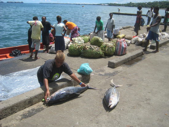 Der Markt geht bis unmittelbar ans Meer, so dass auch frischer Fisch sofort angelandet und verkauft werden kann.