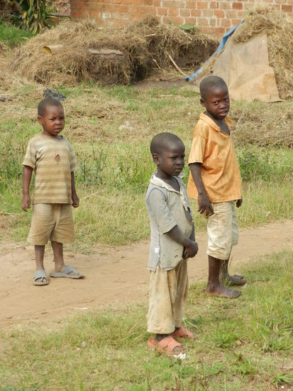 Wo immer wir auftauchen, da sind Kinder: freundlich, neugierig und skeptisch - bis die ersten Gummibärchen verteilt sind.