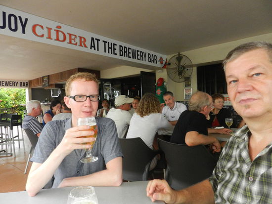Steffen und ich genießen ein Nambawan-Bier