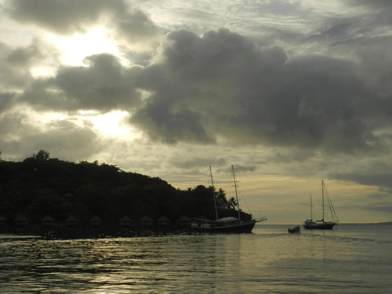 Abendstimmung mit Blick auf eine vorgelagerte kleine Insel