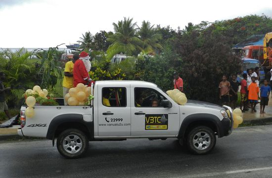 Der Weihnachtsmann wirft Bonbons unters Volk