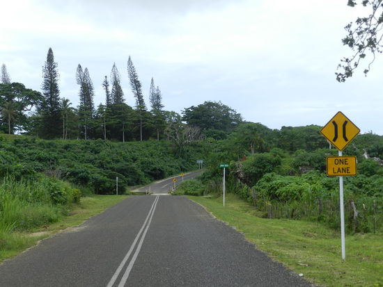 Eine gut ausgebaute Straße zieht sich rund um die Insel