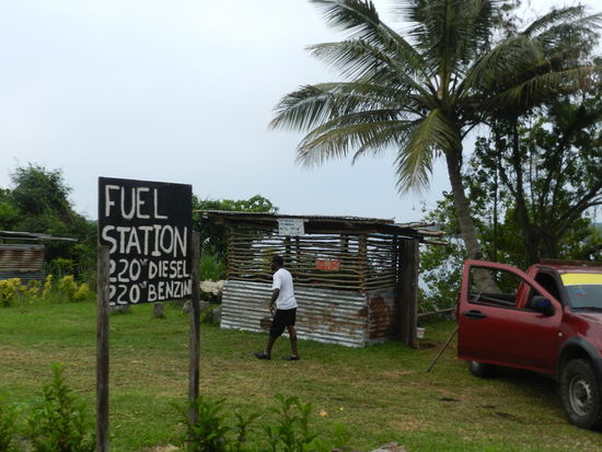 Landtankstelle - hier wird Benzin in Einliterflaschen verkauft
