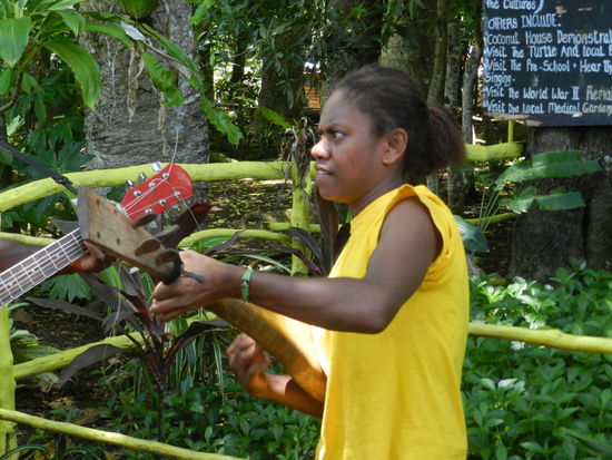 Musiziert wird teilweise auf selbstgebauten Instrumenten