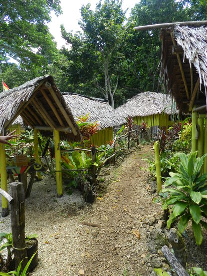Bunt bemalte Hütten in den Villages