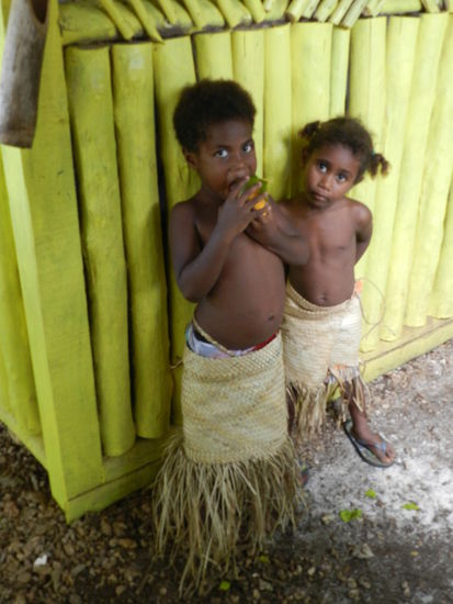 Kinder bei der Dorfbesichtigung