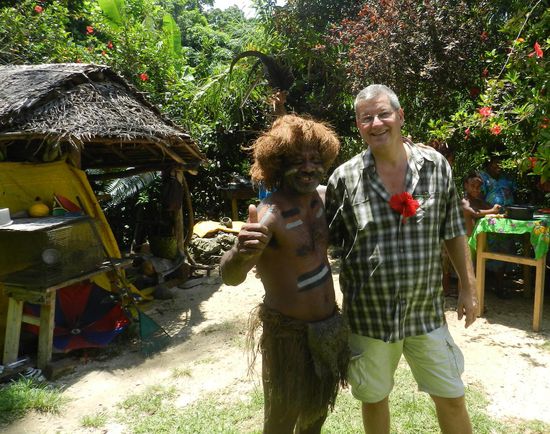 Aus Anlass des Touristenbesuches legte er seine traditionelle Körperbemalung auf