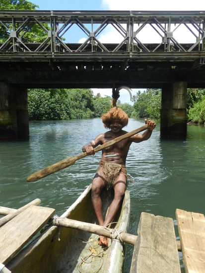 Mit dem Auslegerkanu ging es ein kleines Stück über einen der zahlreichen Flüsse