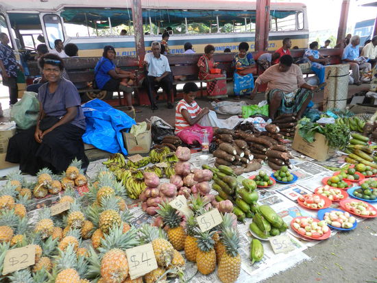 Der Busbahnhof in Lautoka liegt unmittelbar neben dem Markt