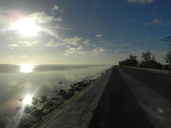 Der Damm verbindet die ehemals getrennten Inselteile South Tarawas