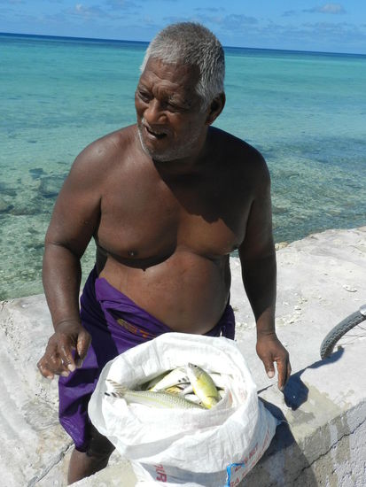Im flachen Wasser wird per Netz gefischt, der Fang kann sich sehen lassen