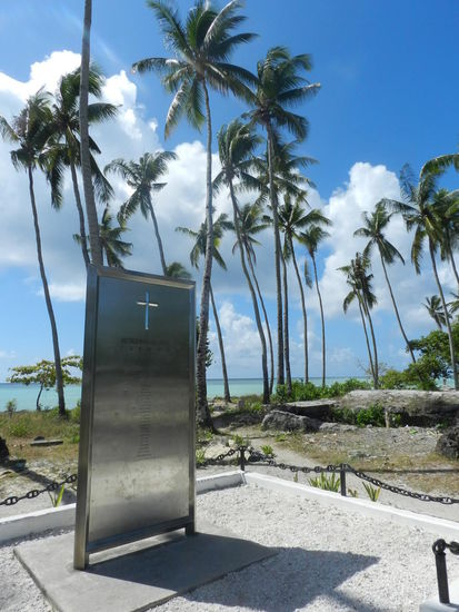 Friedhof in Betio, hier wird u.a. der Ermordung australischer Küstenwachposten durch die Japaner 1942 gedacht