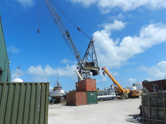 Direkt aus der Produktionshalle wird das Öl im Hafen verladen