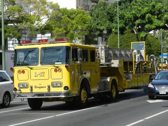 Amerikanische Feuerwehrfahrzeuge haben was - eigenwillige Konstruktionen, ungewöhnliche Farbgebung und Drehleitern werden von vorne und von hinten gelenkt