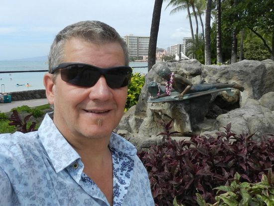 Mindestens drei Denkmäler, mit denen Surfer gewürdigt werden, finden sich am Waikikibeach