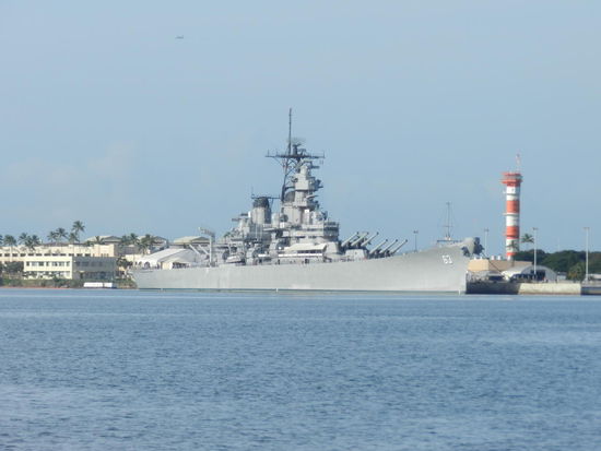 Die USS Missouri, mit ihren drei Schwesternschiffen das größte Schlachtschiff der USA, seit 1944 im Einsatz, nach Stillegung wieder in Betrieb genommen, um im 2. Golfkrieg eingesetzt zu werden, liegt im Kriegshafen von Pearl Harbour; hier der Blick vom Eingang des Museumsparks aus