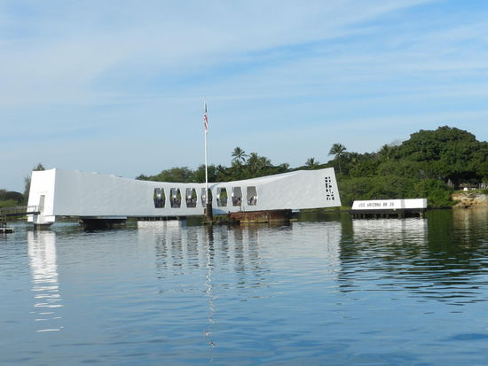 Das Arizona-Memorial erinnert an die eingeschlossenen, ertrunkenen Matrosen und Soldaten des versenkten Schlachtschiffes