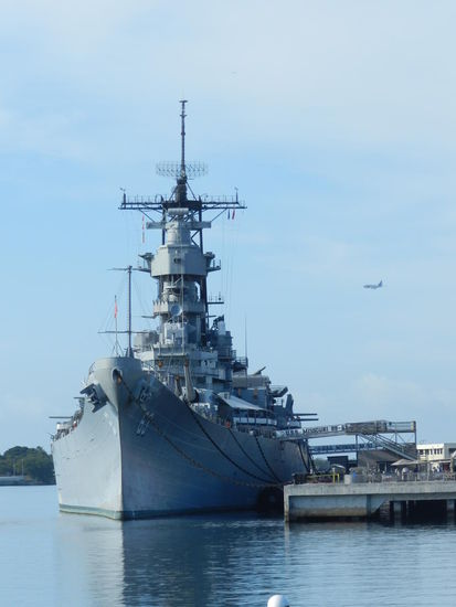 Das Schlachtschiff USS Missouri von vorn gesehen
