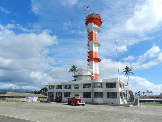 Das Operationsgebäude auf dem Flugfeld Pearl Harbours befindet sich noch im Originalzustand zum Zeitpunkt des Angriffs 1941, lediglich der Turm entstand erst 1942