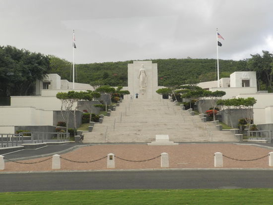 Die Gedenkstätte auf dem Punchbowl-Ehrenfriedhof