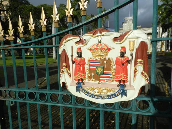 Königliches Wappen am Eingangstor zum Palastpark in Honolulu