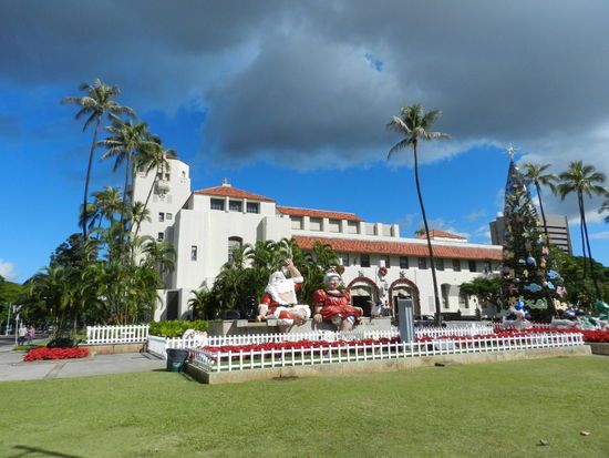 Das Rathaus Honolulus ist weihnachtlich geschmückt