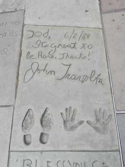 John Travolta ist einer der vielen Stars, die sich vor dem chinesischen Mann´s Theatre im Betonboden verewigten