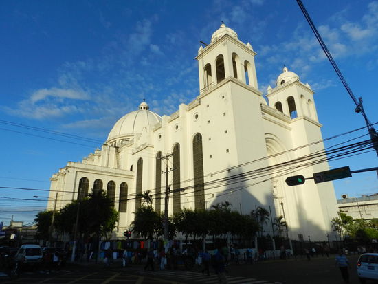 ... und ganz in der Nähe die Kathedrale von San Salvador