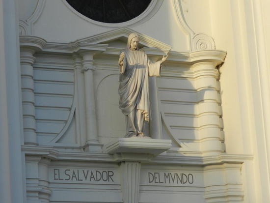 Auch auf der Turmgiebelseite der Kathedrale wacht der Retter der Welt