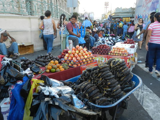 Obst- und  Gemüsehändler auf dem Straßenmarkt