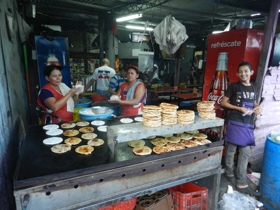Kleine Tortillas, mal mit Käse, mal mit Hackfleisch gefüllt, gibt es auch auf dem Straßenmarkt