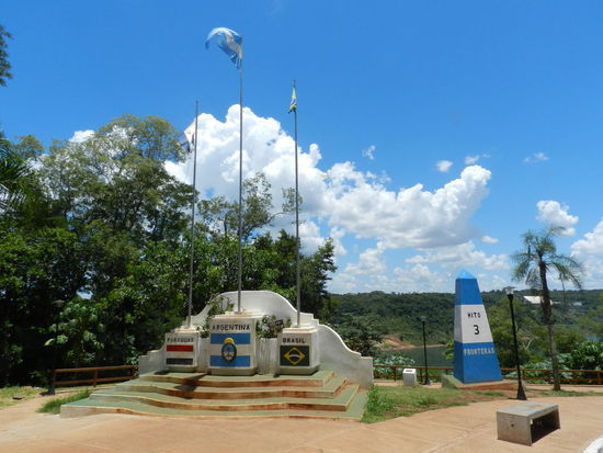 Argentinien hat auch noch ein "Tres-Fronteras-Ehrenmal" aufgestellt
