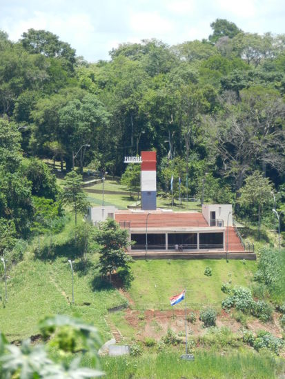 Die paraguayische Säule auf der anderen Seite des Paranás