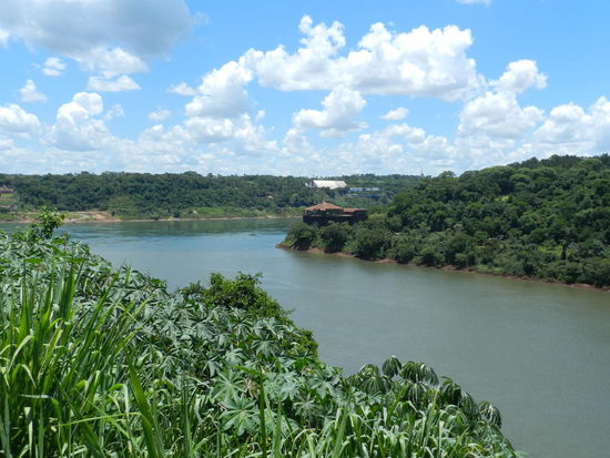Der Zusammenfluss von Paraná und Rio Iguazu, rechts Brasilien, links Argentinien und gegenüber Paraguay