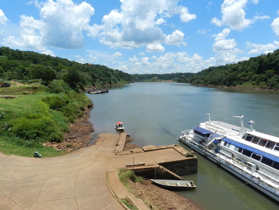 Der "Puerto" von Puerto Iguazu, eher eine Anlegestelle. Im Hintergrund die Autofähre, die nach Paraguay rüberfährt. Ob dort aber tatsächlich Busse nach Ciudad del Este fahren, konnte ich nicht in Erfahrung bringen