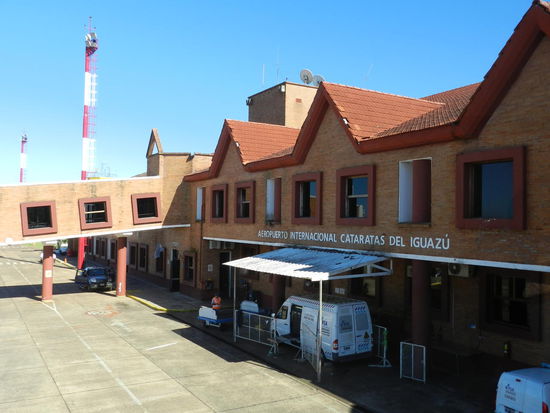 Ankunft auf dem Flughafen Puerto Iguazus; es gibt noch zwei weitere Flughäfen in der Nähe, einen in Brasilien und einen in Paraguay