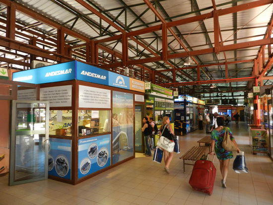 Die Empfangshalle des Busbahnhofes; unzählige Busgesellschaften erschließen mit Fernreisebussen das Land