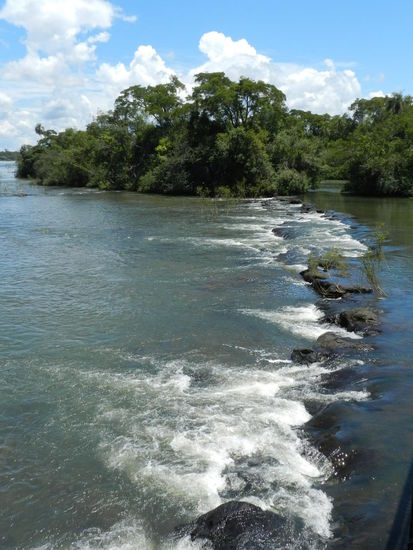 Die argentinische Seite der Wasserfälle ermöglicht zwar keine Gesamtansicht, bietet dafür aber Wanderwege durch die Natur rund um die Fälle
