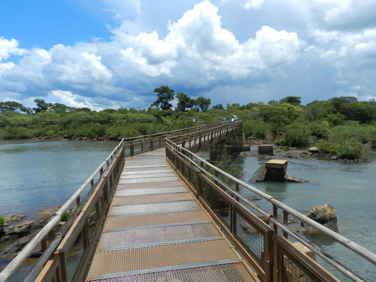 Ein Brückensteg erschließt den Zugang zum Teufelsschlund