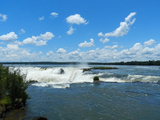 Der Steg führt bis unmittelbar an die Wasserabsturzstelle