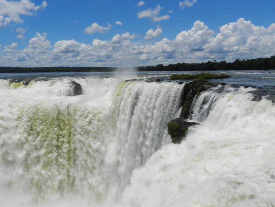 Mit lautem Getöse stürzt das Wasser in die Tiefe