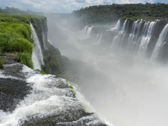 Blick den Teufelsschlund hinab Richtung Brasilien