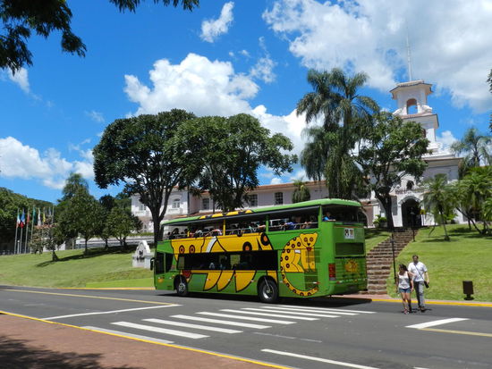 Im Park fahren Hybrid-Busse die weiteren Entfernungen ab; man kann an verschiedenen Stellen, wie vor diesem Hotel, aussteigen.