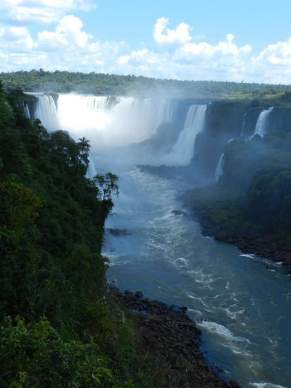Von der brasilianischen Seite kommt man nicht ganz an den "Teufelsschlund" heran, dafür wirkt der Blick auf das gesamte Ensemble aus der Ferne auch sehr eindrucksvoll