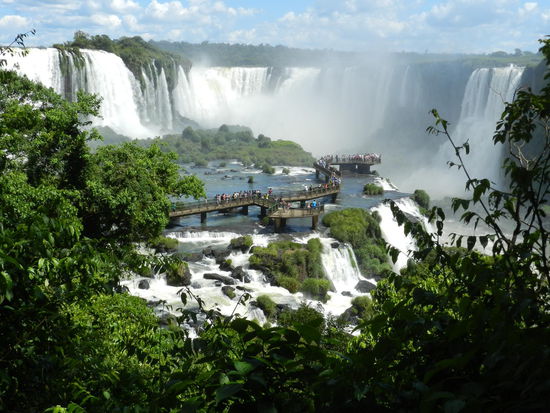 Gute Wege erschließen abwechslungsreiche Blicke auf die Wasserfälle