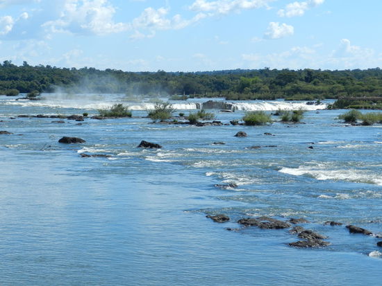 Kurz vor dem Absturz fließt das Wasser noch ganz ruhig