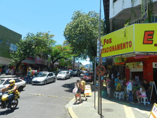 Um zur Grenzbrücke nach Paraguay zu kommen, muss man quer durch das brasilianische Foz de Iguacu fahren